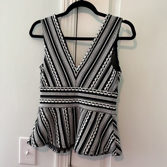 Vanessa Virginia Black & Off White Plunge Neck Peplum Sleeveless Top - Picture 7 of 12